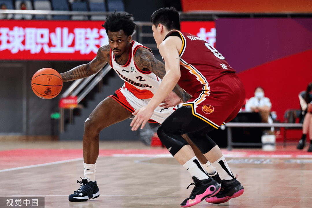 英雄联盟S15赛制-瓦伦西亚训练开放日，转会期手感冰凉引欢呼，CBA常规赛在即，更衣室氛围转暖的简单介绍