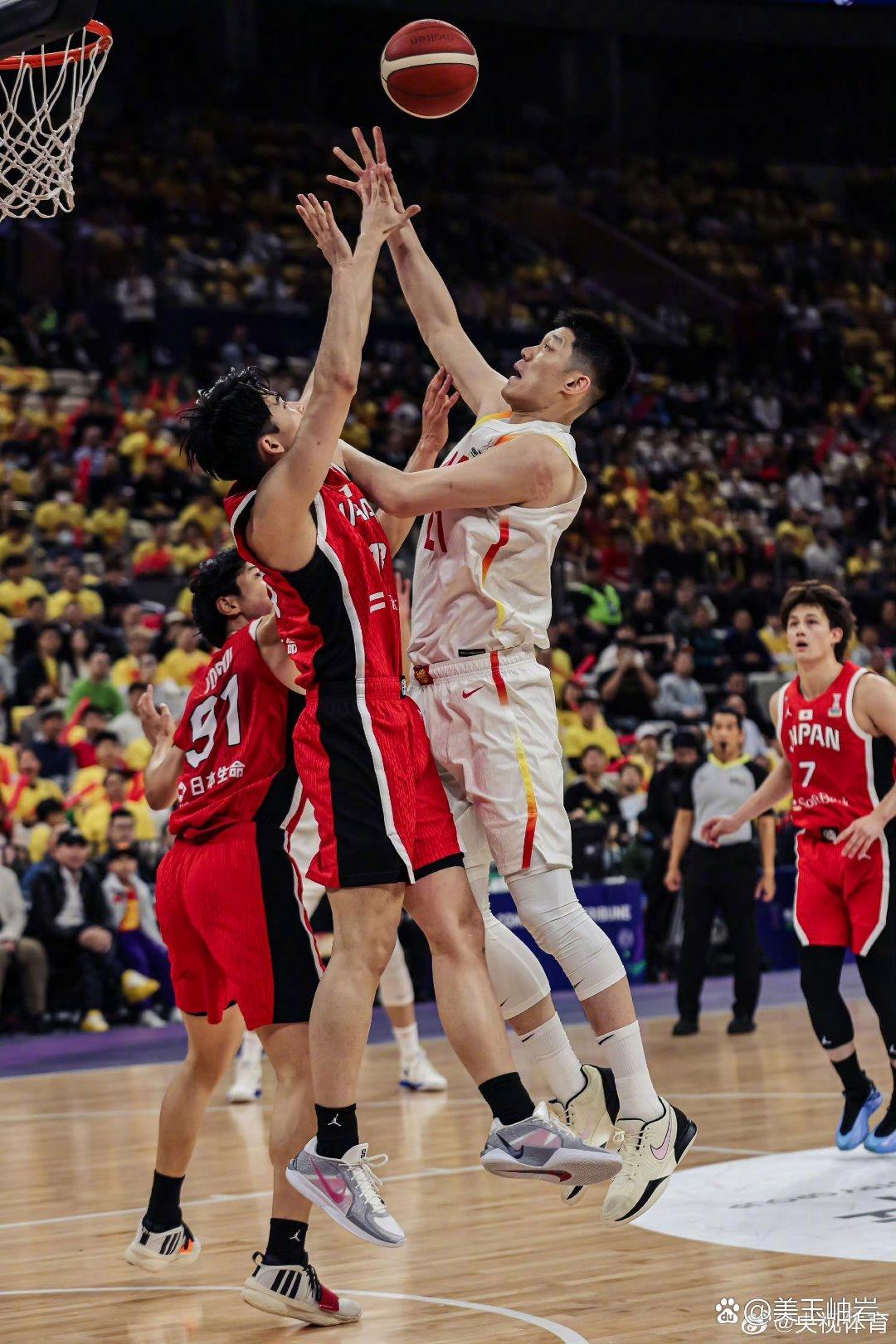 英雄联盟S15-亚冠倒计时，山东男篮国际比赛日篮板制胜，细节引发关注，气氛紧张，医务组通报恢复的简单介绍